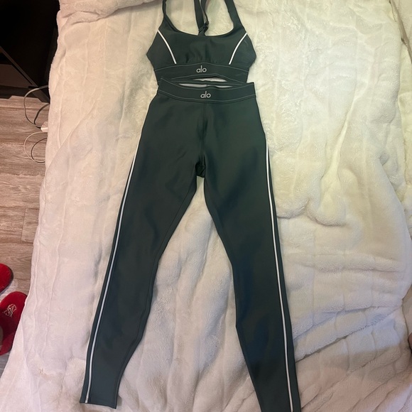 NEW ALO Yoga Forest Green Activewear Set with White Trim - Picture 2 of 6